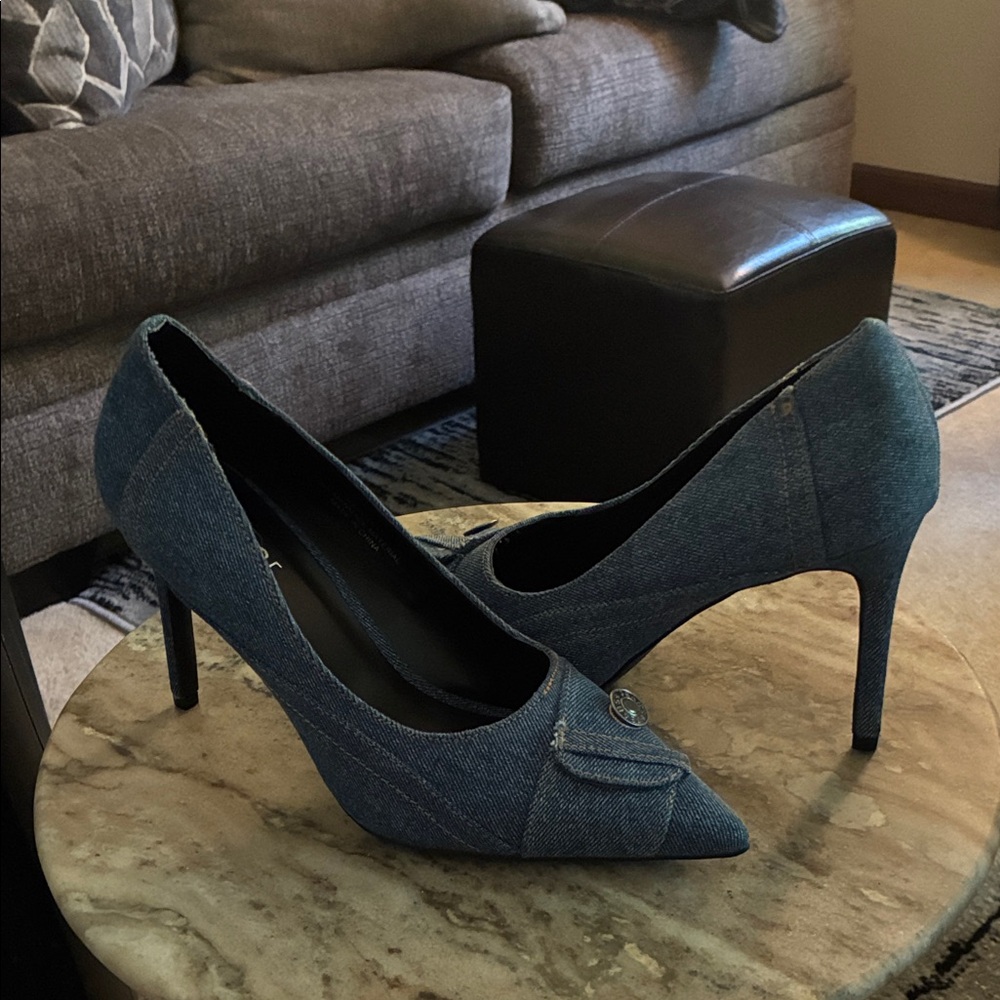 Rouge! Denim Pointed-Toe Stiletto Pumps in Dark Blue